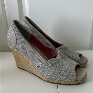 *TOMS 3” WEDGE HEEL OPEN TOE SLIP ON SHOES (sz 5.5)